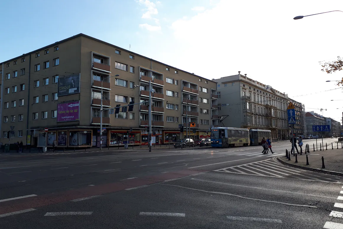 Ulica Kołłątaja we Wrocławiu: modernistyczne bloki z lat siedemdziesiątych wzdłuż szerokiej jezdni